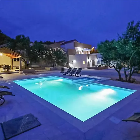 2 Bedroom Cozy Apartment In Bibinje *