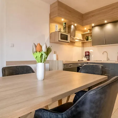 2 Bedroom Cozy Apartment In Bibinje Bibinje