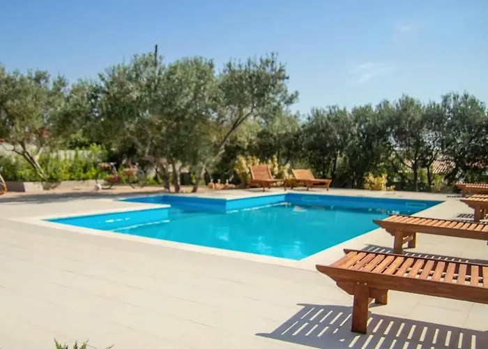 2 Bedroom Cozy Apartment In Bibinje Apartment *