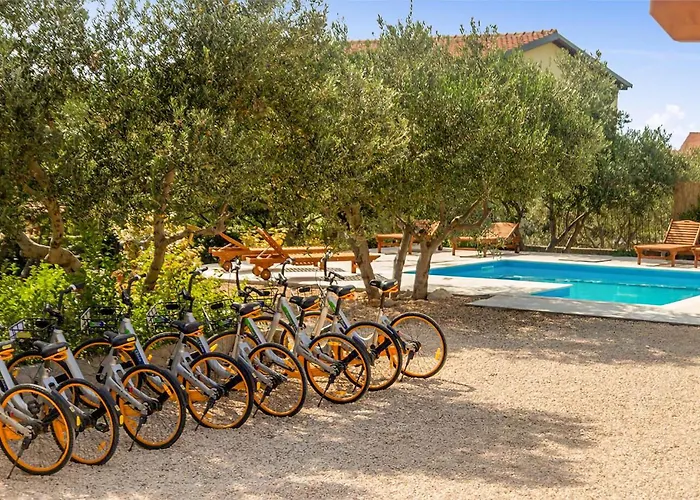 2 Bedroom Cozy Apartment In Bibinje *